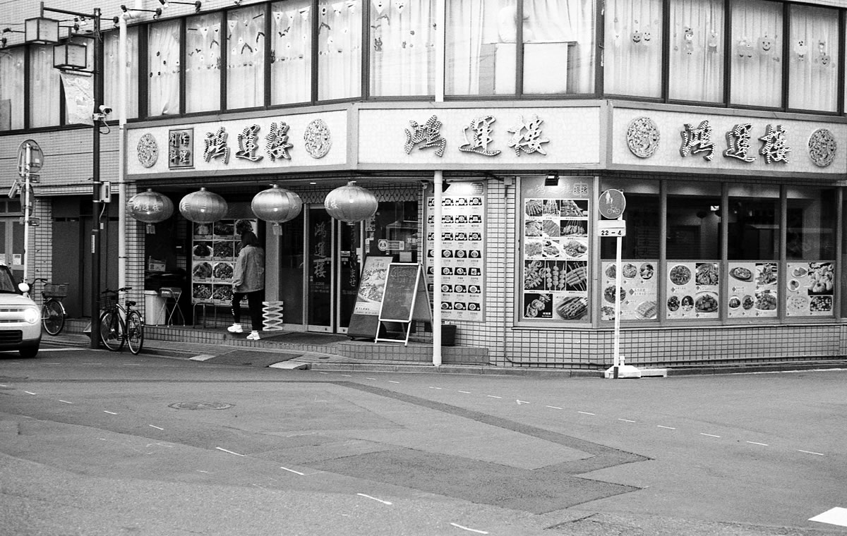 日本語のないレストランがいっぱい｜Leica M3 + DR Summicron 1:2/50mm + Fomapan 400 Action