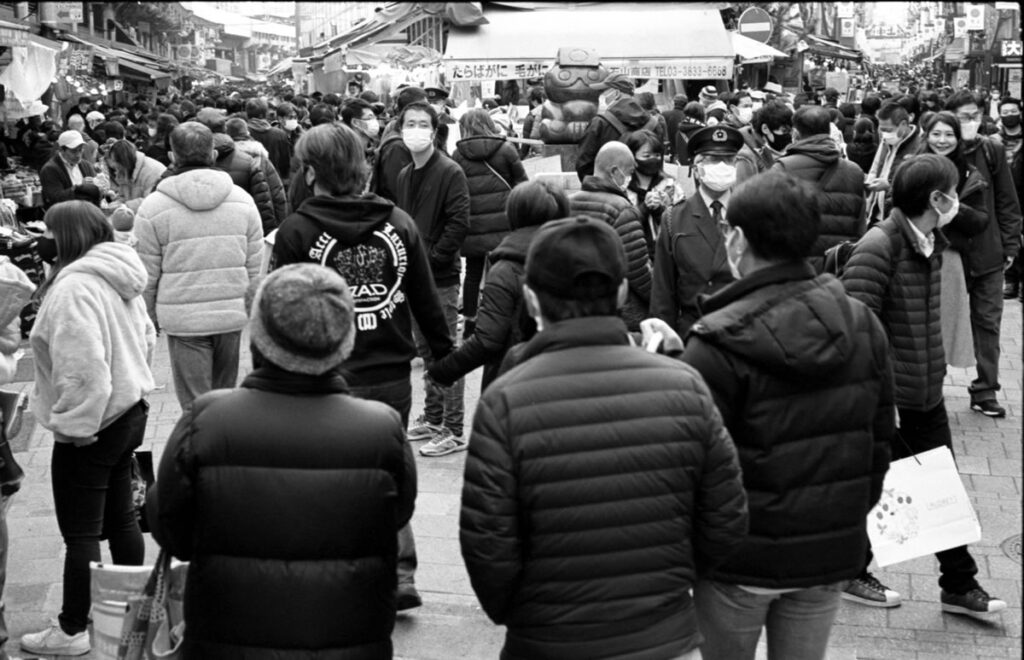 年の瀬でにぎわうコロナ禍のアメ横｜Leica M3 + C Sonnar T* 1.5/50 ZM + FKodak TRI-X 400