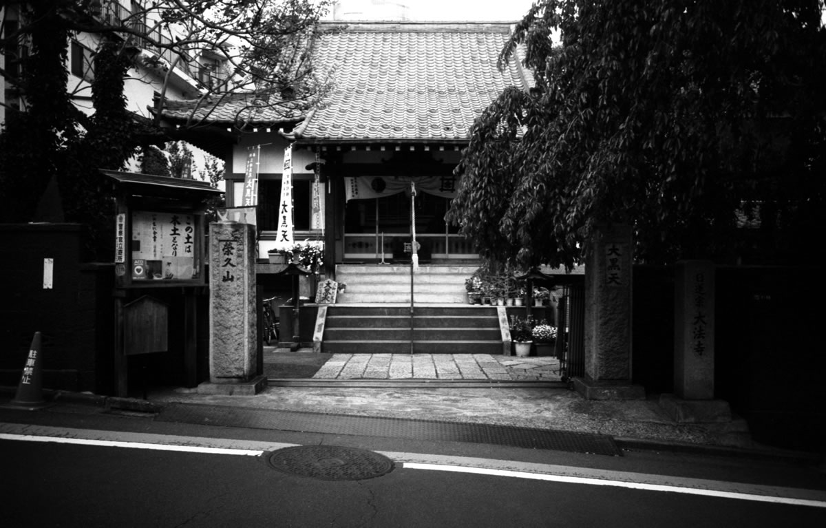 激坂ばかりの麻布十番｜Leica M3 + SUMMARON-M f5.6/28mm + Fomapan 200 Creative