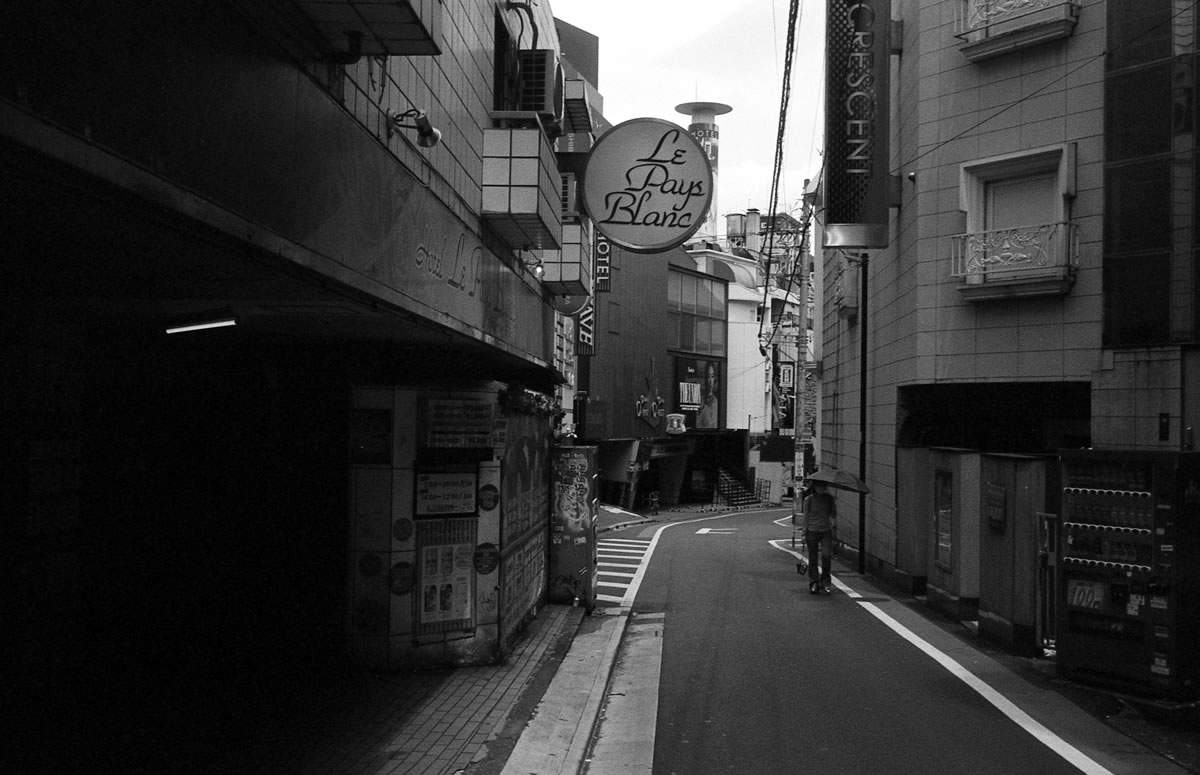 百軒店はライブハウスとラブホテルが多い｜Leica M3 + Summaron 35mm F3.5 with goggles + Fomapan 400 Action