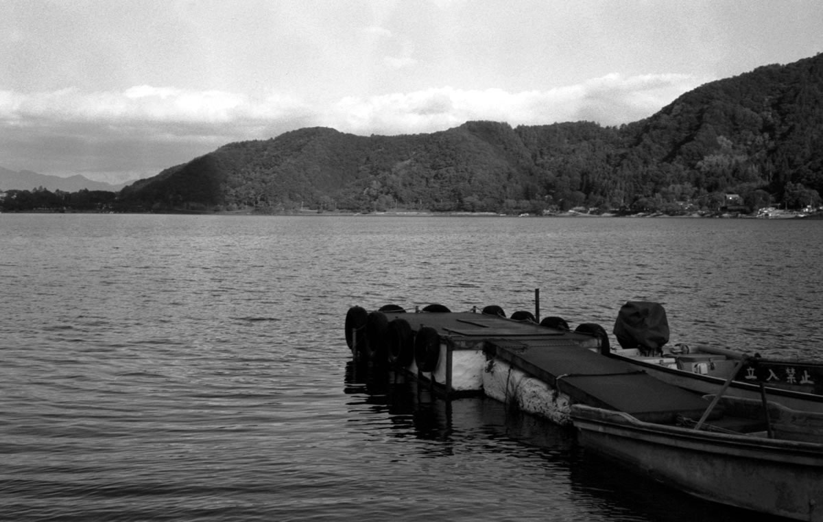 河口湖畔でローライ時間｜Rollei 35S + Fomapan 400 Action