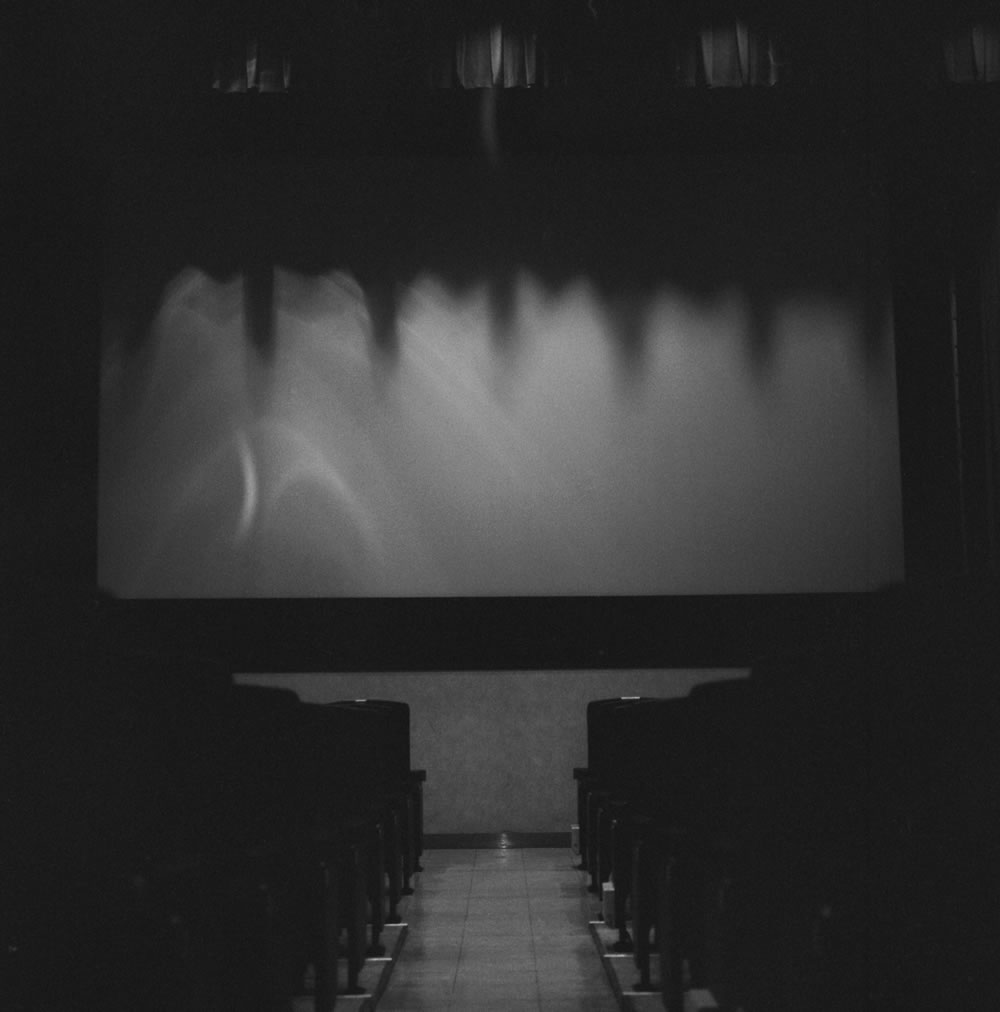 映画館へ｜ROLLEIFLEX 2.8F + Kentmere 400