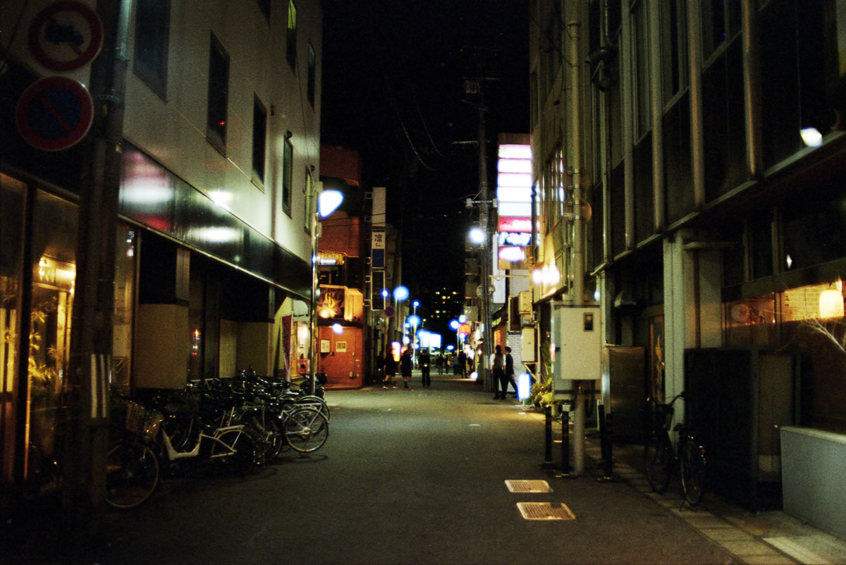 ネオン街も素敵|Nikon F3 Limited + AI Nikkor 50mm f/1.2S + KODAK Color Plus 200