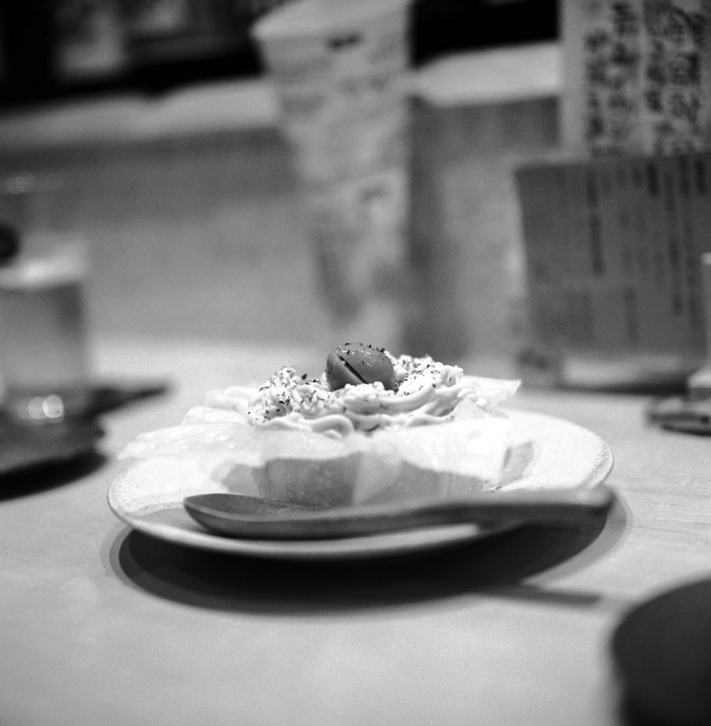 モンブラン？　いえいえポテトサラダです（しかもめちゃ美味い｜ROLLEIFLEX 2.8F + Rolleinar 1 Bay III + Fomapan 400 Action