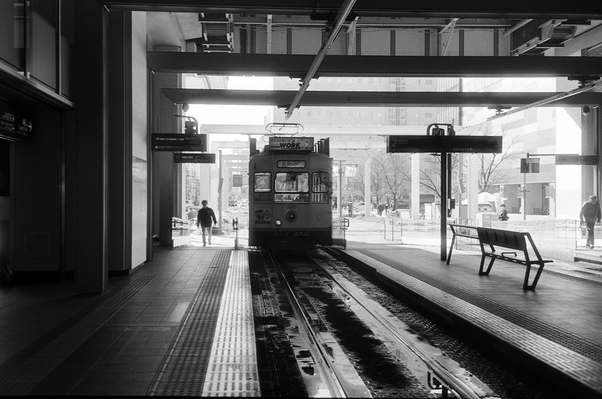 富山駅、路面電車が素敵だ｜Rollei 35S + Fomapan 400 Action