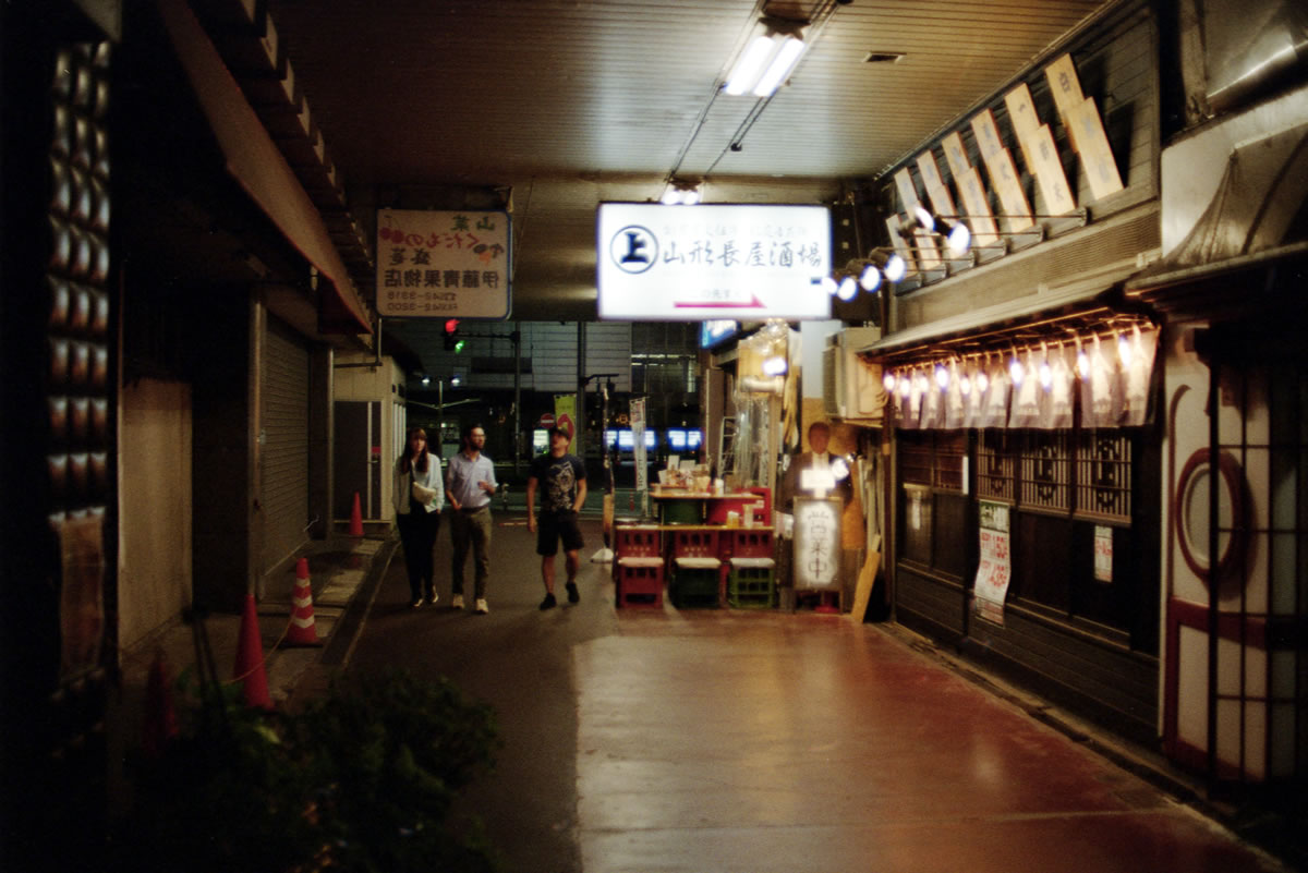 駅前の飲み屋街が楽しそう|Nikon F3 Limited + AI Nikkor 50mm f/1.2S + KODAK Color Plus 200