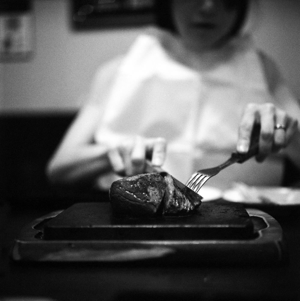 赤身ステーキも素晴らしい美味しさ｜ROLLEIFLEX 2.8F + Rolleinar 1 Bay III + Fomapan 400 Action