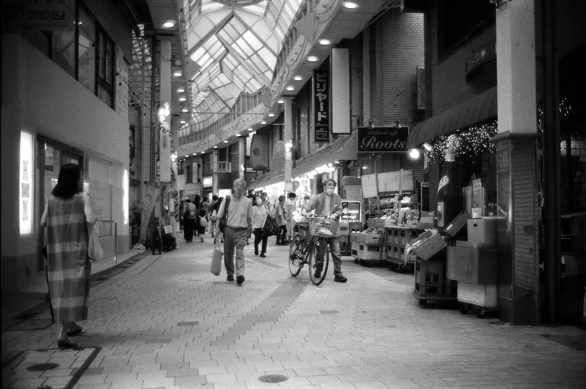 阿佐ヶ谷商店街に気になるお店を発見｜Leica M5 + Summilux 35mm f1.4 + Marix 400