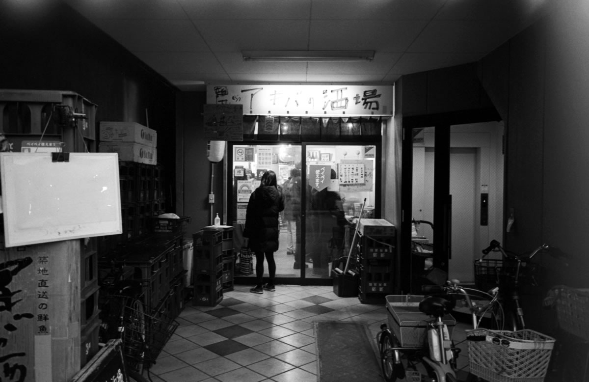 アキバの酒場なる立ち飲みを発見｜Leica M3 + SUMMARON-M f5.6/28mm + ILFORD HP5 PLUS