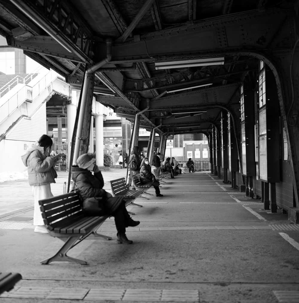 新潟駅前のバスターミナル｜ROLLEIFLEX 2.8F + ILFORD HP5 PLUS