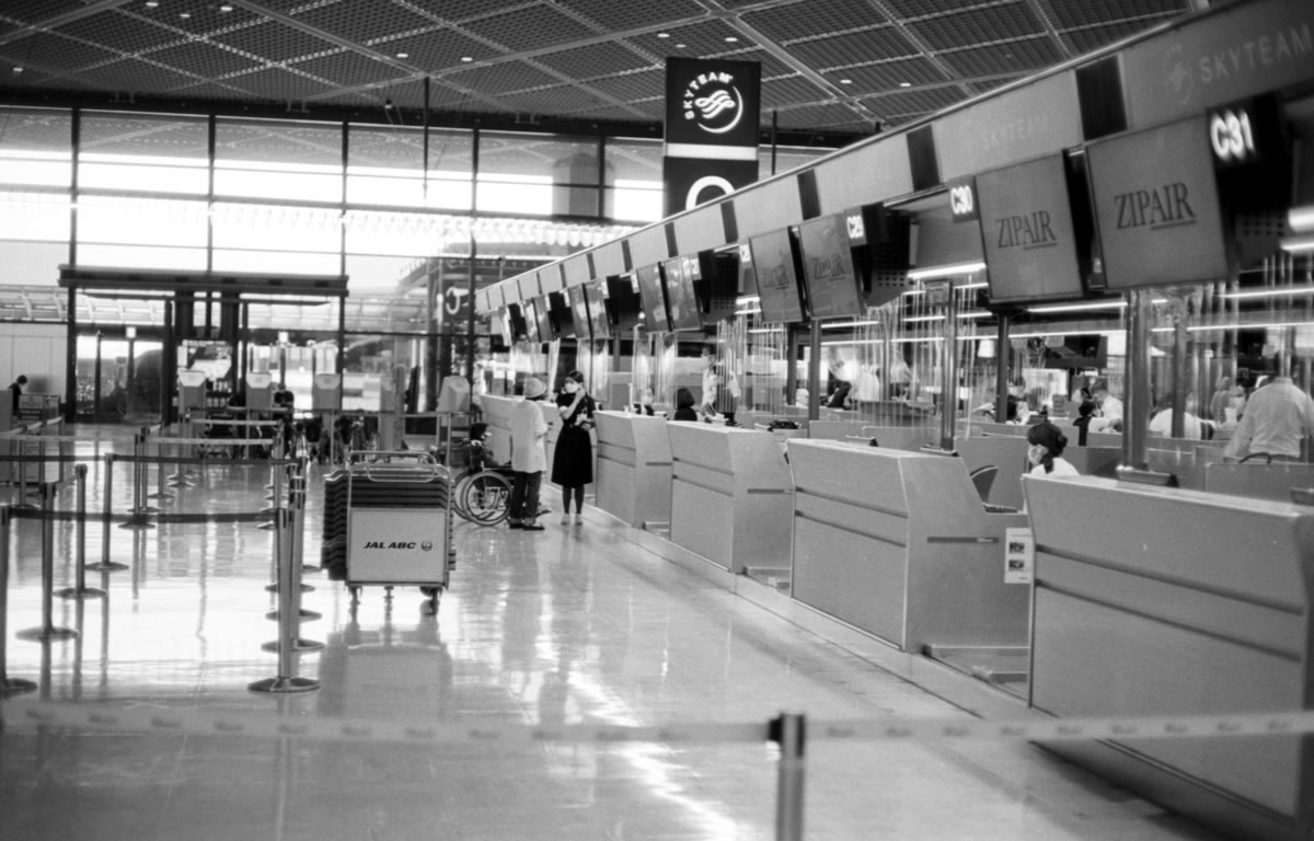 成田空港の人出は少ない｜Leica M3 + C Sonnar T* 1.5/50 ZM + ILFORD HP5 PLUS