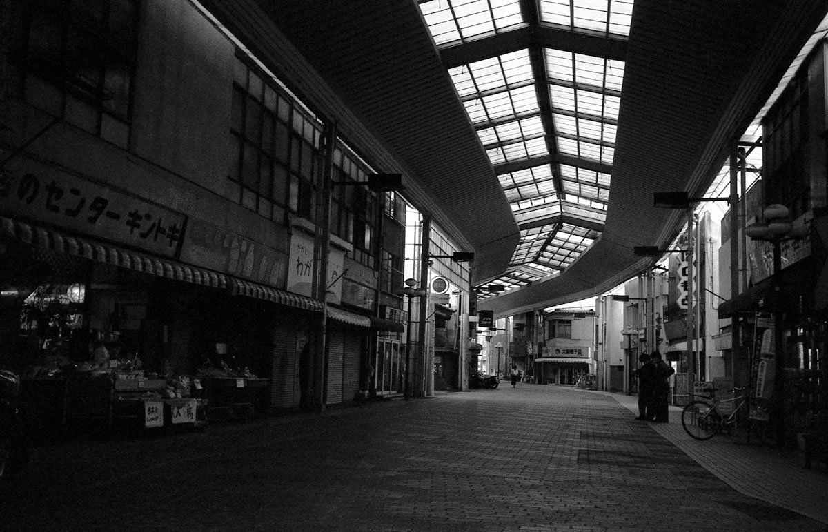 若者が何かを撮影中｜Leica M3 + Summaron 35mm F3.5 with goggles + Fomapan 400 Action