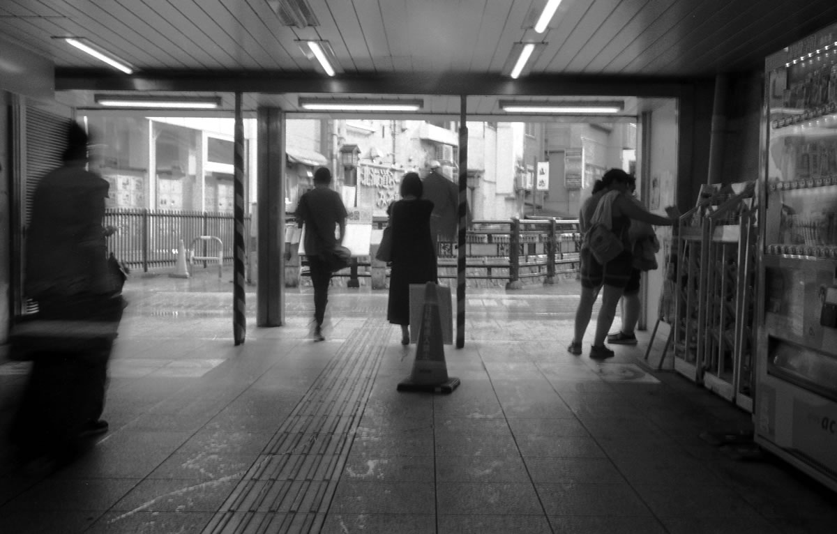 雨宿りする人たち｜Leica M3 + Summaron 35mm F3.5 with goggles + Marix 400