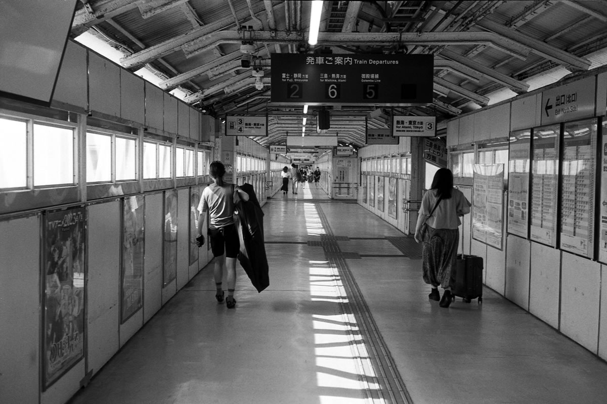 沼津から東海道線乗ります｜Rollei 35S + MARIX 400