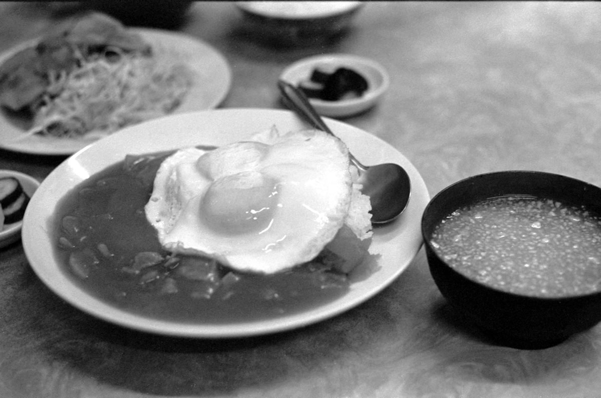 カレーライスは目玉焼き付き！｜Leica M3 + DR Summicron 1:2/50mm + Marix 400