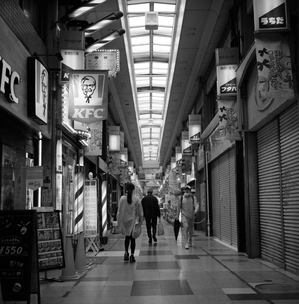 日本酒を試飲するために蒲田に来ました｜ROLLEIFLEX 2.8F + Fomapan 400 Action