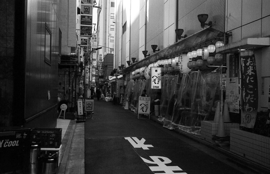 唯一やっていたお店は・・・パスしてしまった|Leica M3 + Summaron 35mm F3.5 with goggles + Fomapan 400 Action