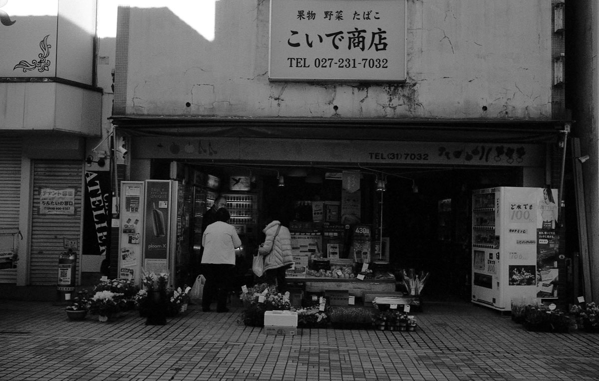 賑わう商店｜Leica M3 + Summaron 35mm F3.5 with goggles + Fomapan 400 Action