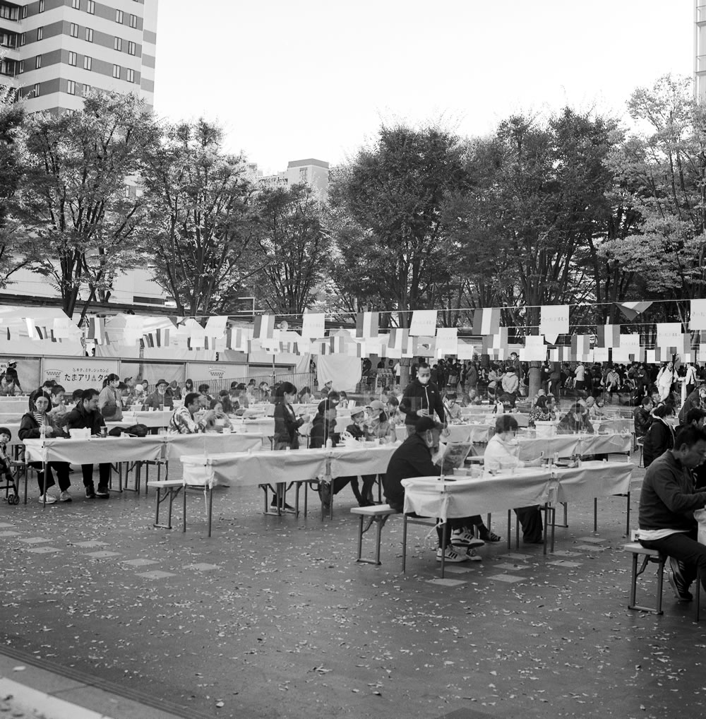 マルシェは大混雑｜ROLLEIFLEX 2.8F + ILFORD HP5 PLUS