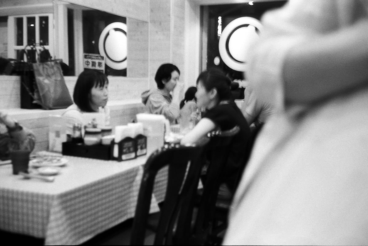 店内に日本語を話すのは僕らだけでした｜Rollei 35S + MARIX 400