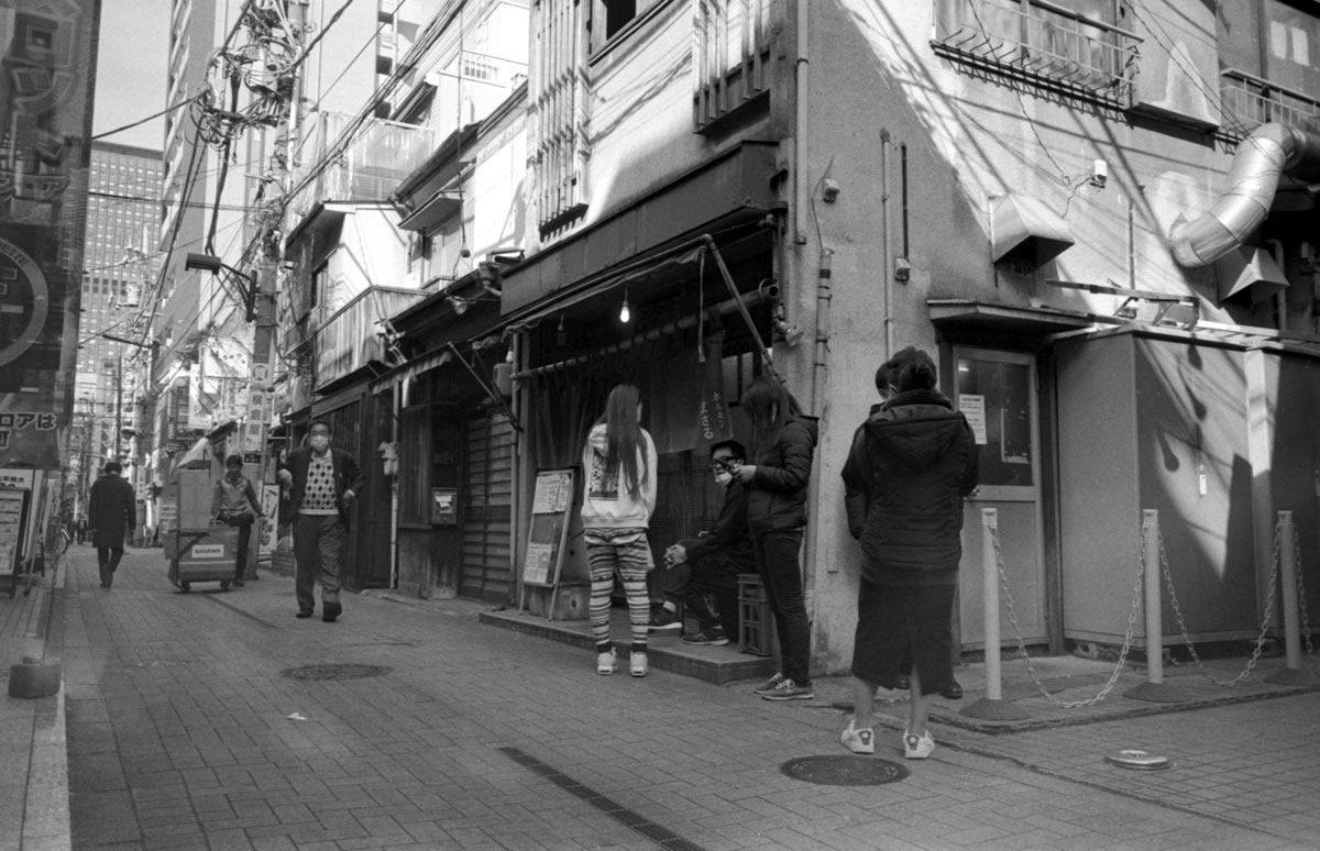 ホルモンまさるは行列してます｜Leica M3 + SUMMARON-M f5.6/28mm + ILFORD HP5 PLUS