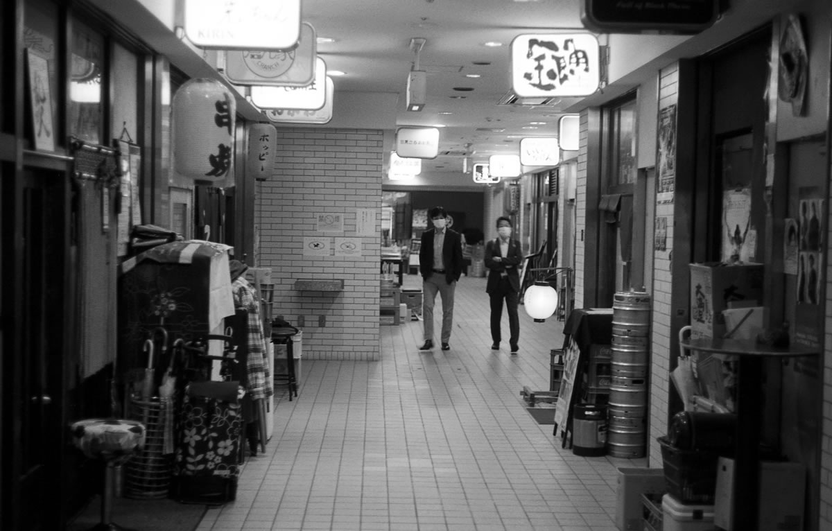 どのお店に入ろうか悩んじゃう｜Leica M3 + DR Summicron 1:2/50mm + Fomapan 200 Creative