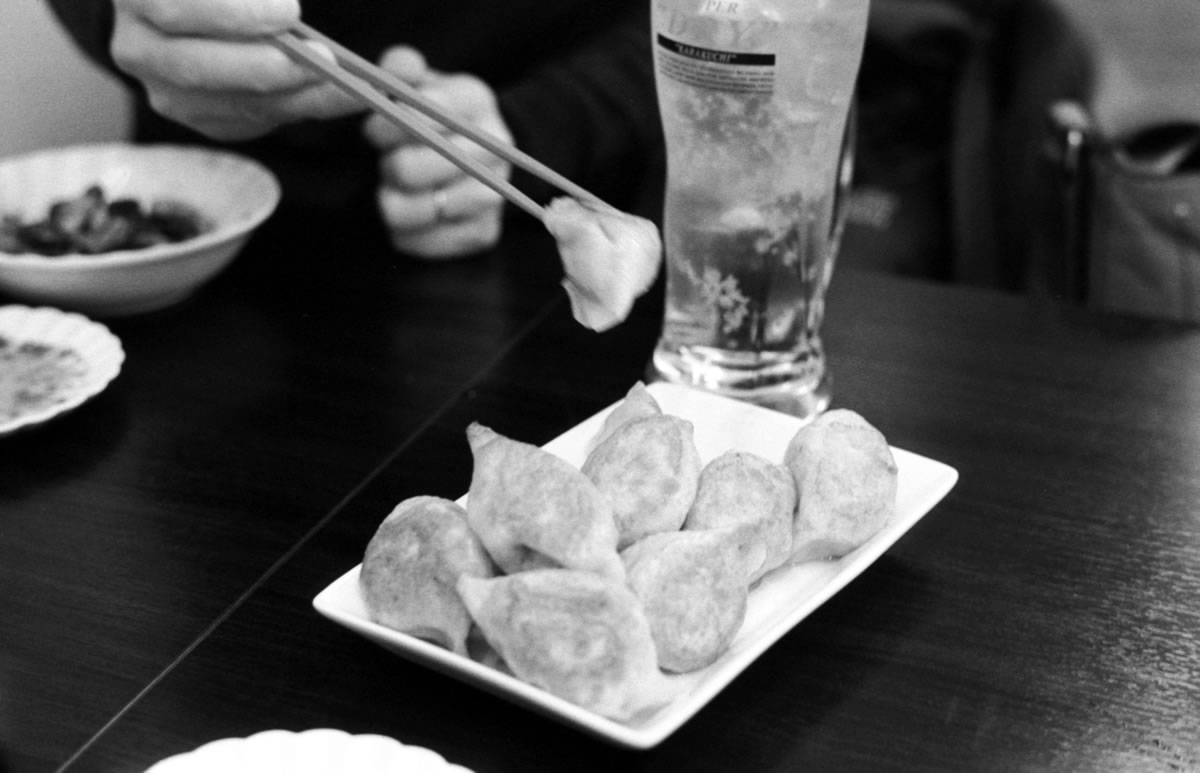 焼き餃子は外せない！｜Leica M5 + SUMMILUX-M f1.4/50mm ASPH. + Fomapan 400 Action