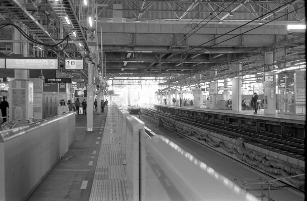 新橋駅ってこんなんだったっけ？｜Leica M3 + C Sonnar T* 1.5/50 ZM + FKodak TRI-X 400