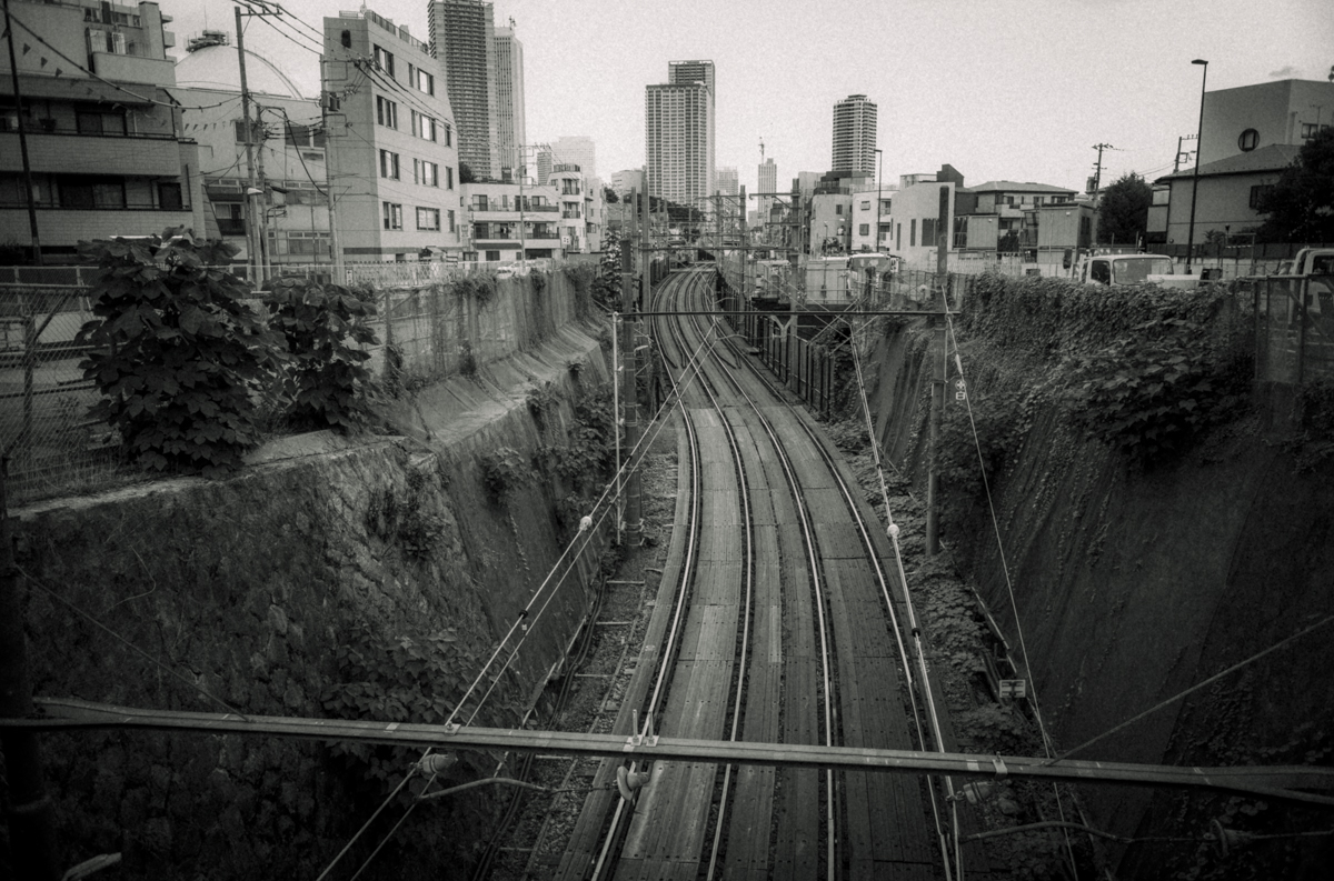 都電荒川線を待つ｜Leica M10 Monochrom + SUMMARON-M f5.6/28mm