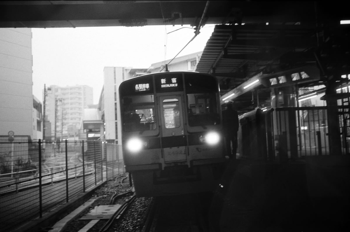 雪の気配が近づく代々木八幡駅｜Leica M3 + Summaron 35mm F3.5 with goggles + Marix 400