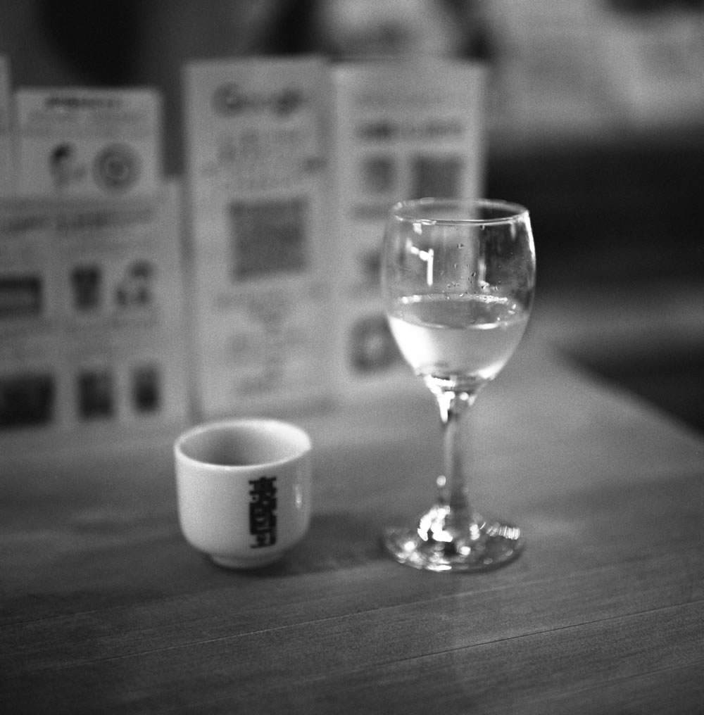 日本酒は奥が深い｜ROLLEIFLEX 2.8F + Rolleinar 1 Bay III + Fomapan 400 Action