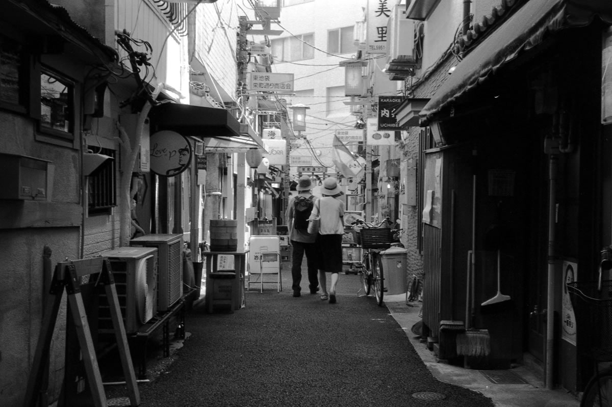 お店も大半閉まっています｜Rollei 35S + MARIX 400