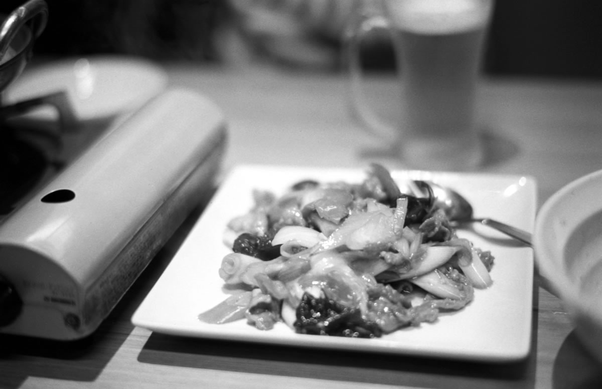 野菜炒めはまぁ普通|Leica M5 + SUMMILUX-M f1.4/50mm ASPH. + Fomapan 200 Creative