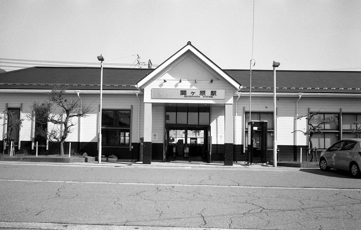 関ヶ原の駅舎｜Leica M5 + Summilux 35mm f1.4 + Fomapan 200 Creative