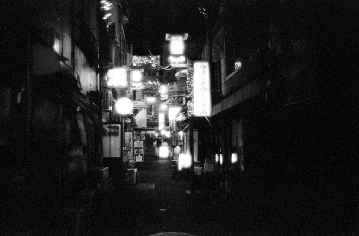 夜の美久仁小路を歩く｜Leica M5 + Summilux 35mm f1.4 + Fomapan 400 Action