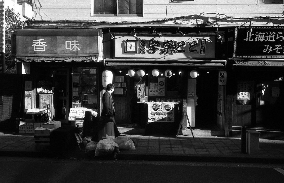 さすが大晦日、お目当てのお店が全部閉まってる｜Leica M3 + Summaron 35mm F3.5 with goggles + Fomapan 400 Action