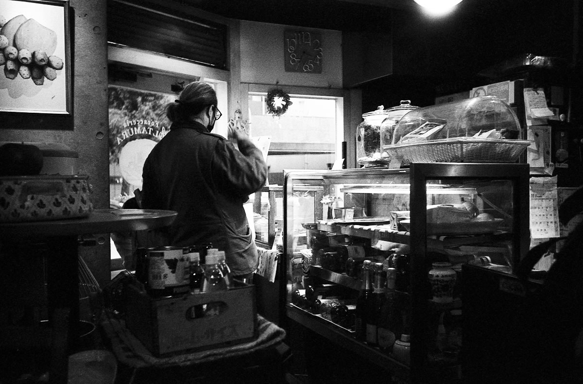 アルタムーラの店内｜Leica M3 + Summaron 35mm F3.5 with goggles + Fomapan 400 Action