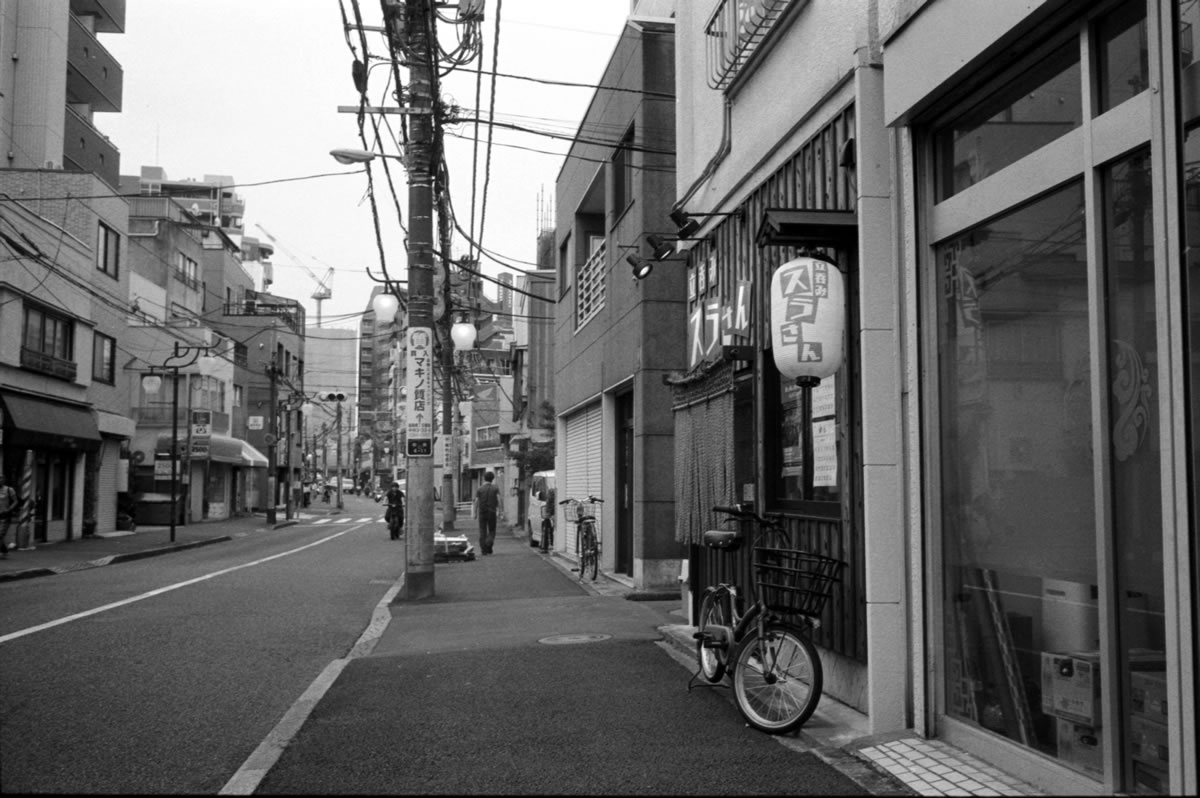 バス停「鍋屋横丁」で降りまして｜Leica M5 + Summilux 35mm f1.4 + MARIX 400