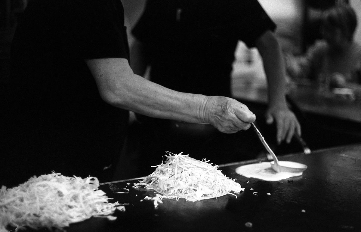 特等席でお好み焼きを観察｜Leica M5 + DR Summicron 1:2/50mm + Fomapan 400 Action