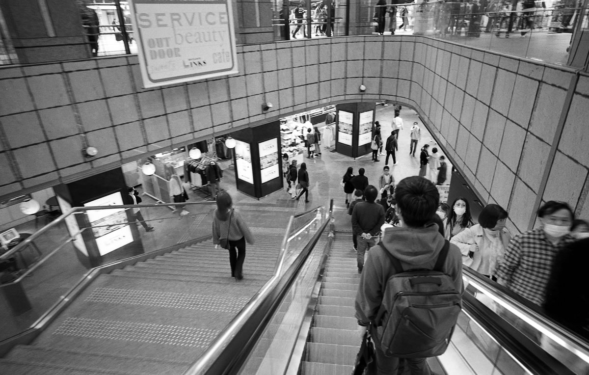 大阪駅の駅ビル？？の地下街へ｜Leica M5 + C Biogon T* 4.5/21 ZM + ILFORD HP5 PLUS