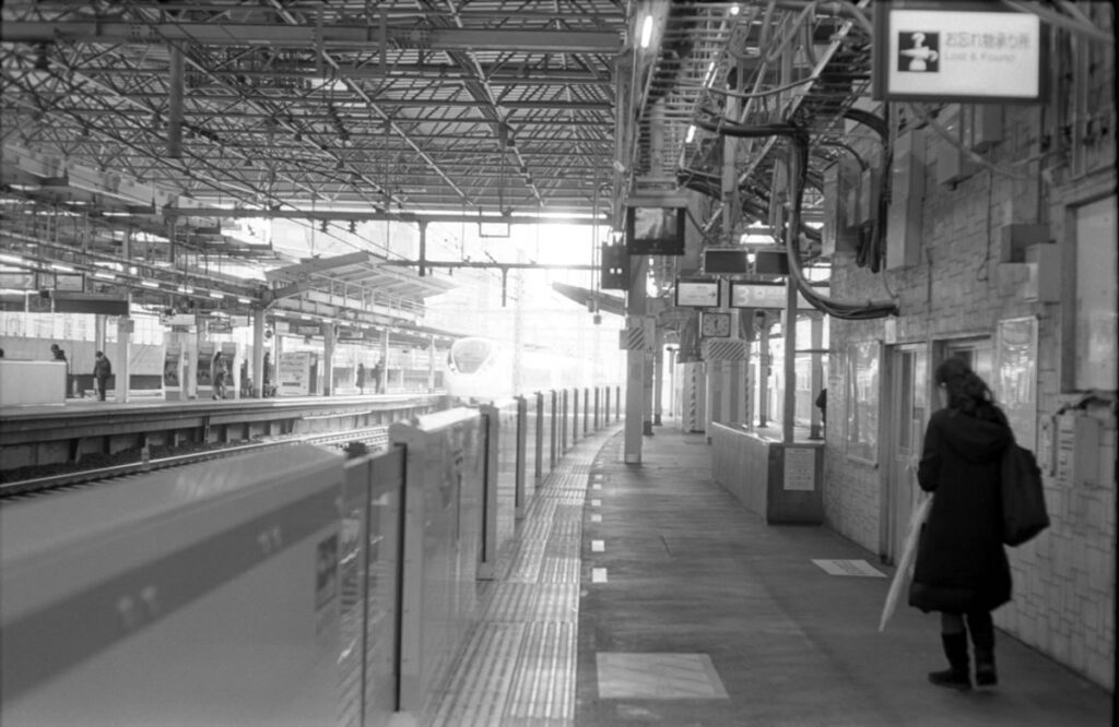 新橋駅ってry|Leica M3 + C Sonnar T* 1.5/50 ZM + FKodak TRI-X 400
