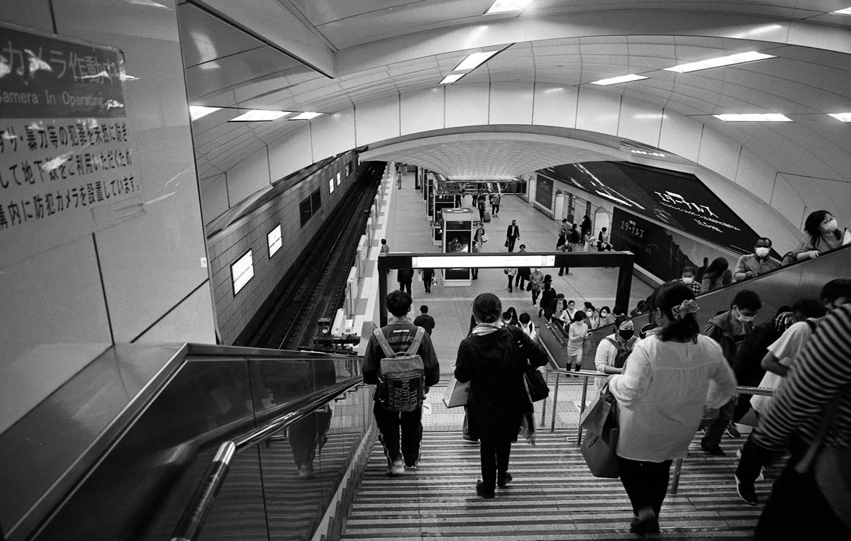 地下鉄御堂筋線、だったかな｜Leica M5 + C Biogon T* 4.5/21 ZM + ILFORD HP5 PLUS