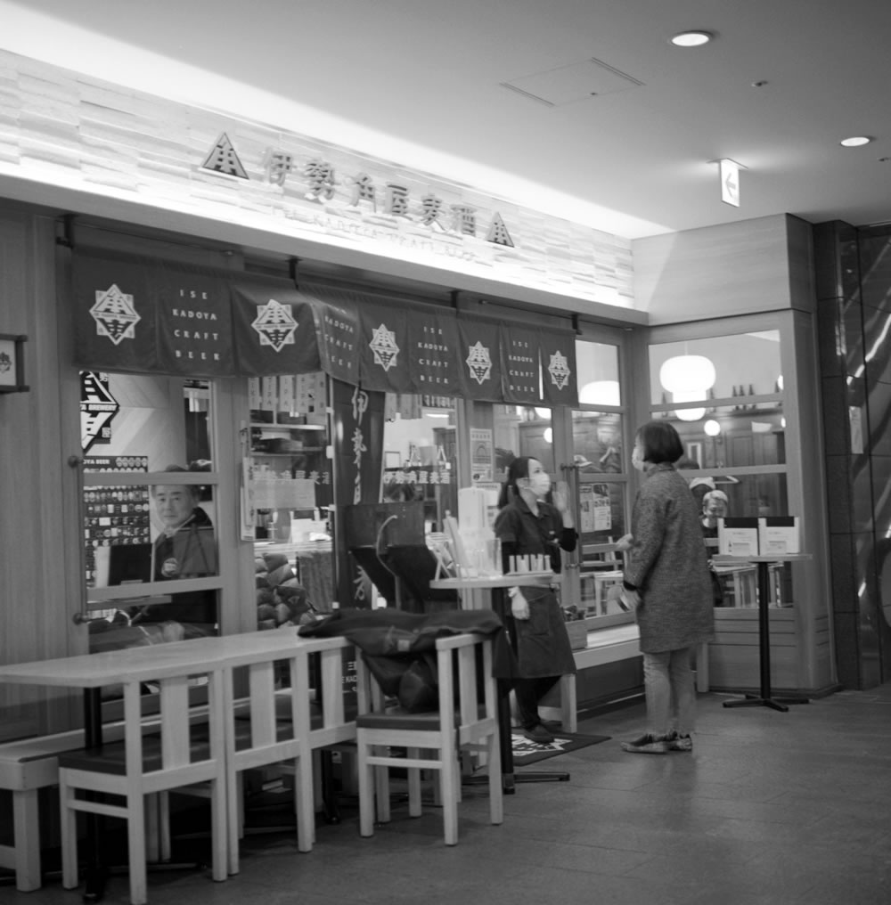 伊勢角屋麦酒 八重洲店｜ROLLEIFLEX 2.8F + ILFORD HP5 PLUS