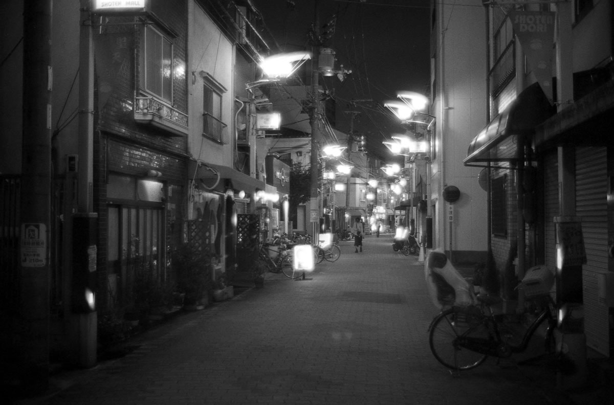 大阪駅からちょっと離れたところにある商店街｜Leica M5 + Summilux 35mm f1.4 + ILFORD HP5 PLUS