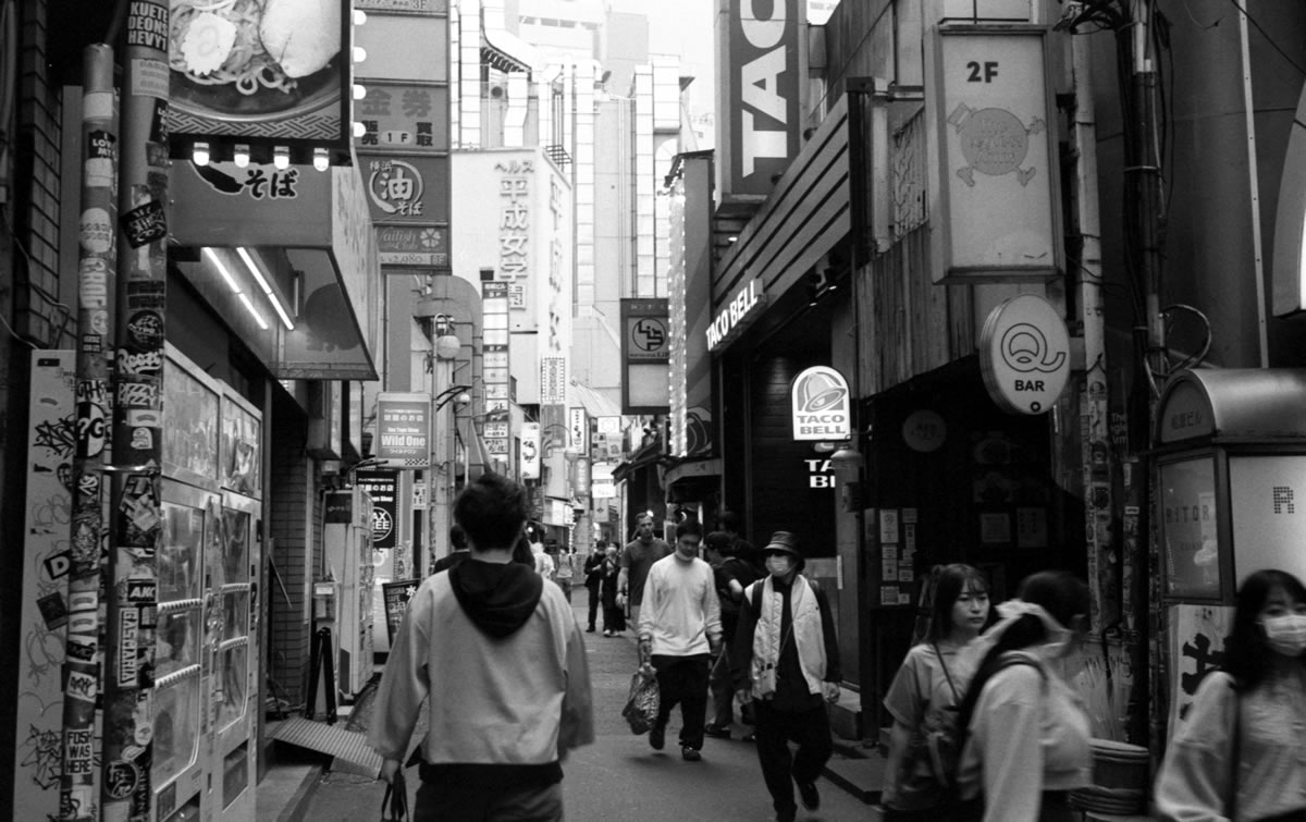 目指すお店はすぐそこ｜Rollei 35S + Fomapan 400 Action