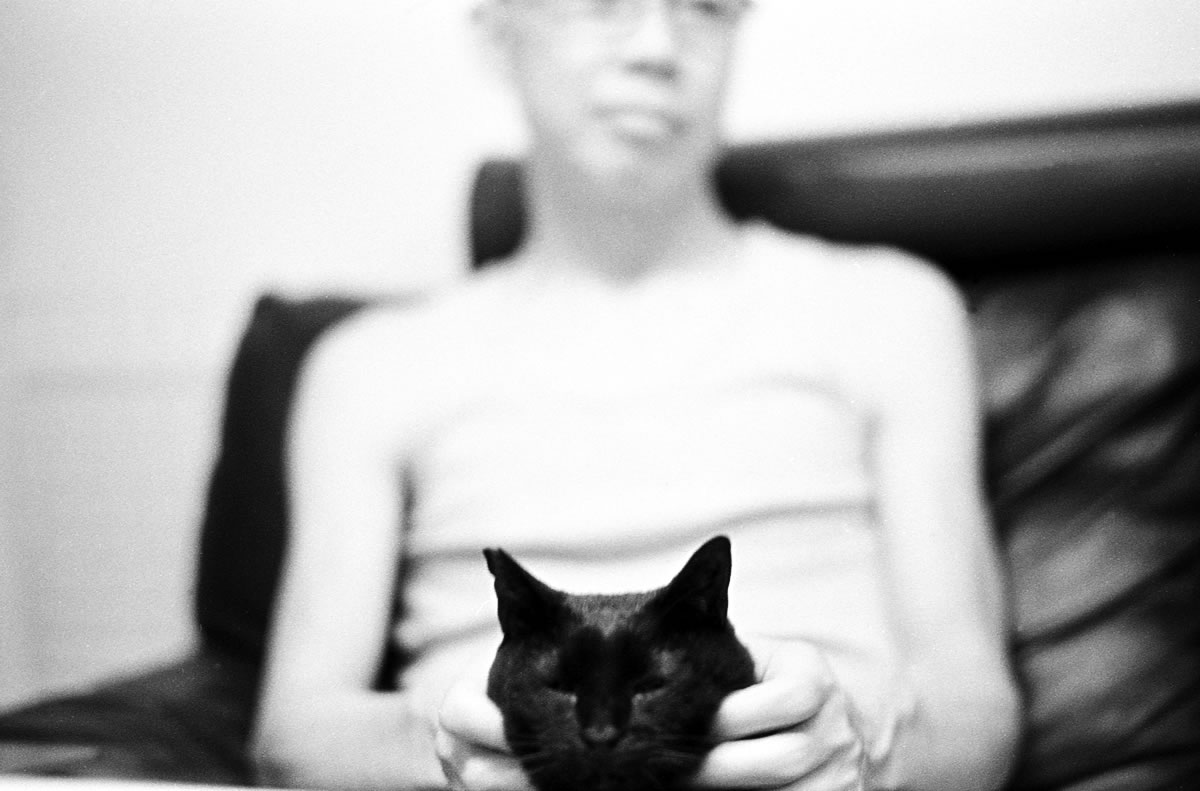 黒猫氏は人間の膝で暖を取る|Leica M5 + SUMMILUX-M f1.4/50mm ASPH. + Marix 400