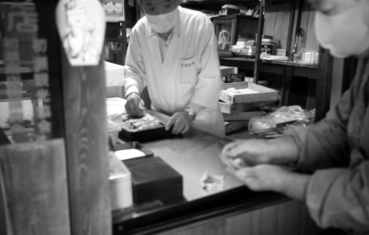 草餅を食べたり｜Leica M5 + Summaron 35mm F3.5 with goggles + Fomapan200 Creative