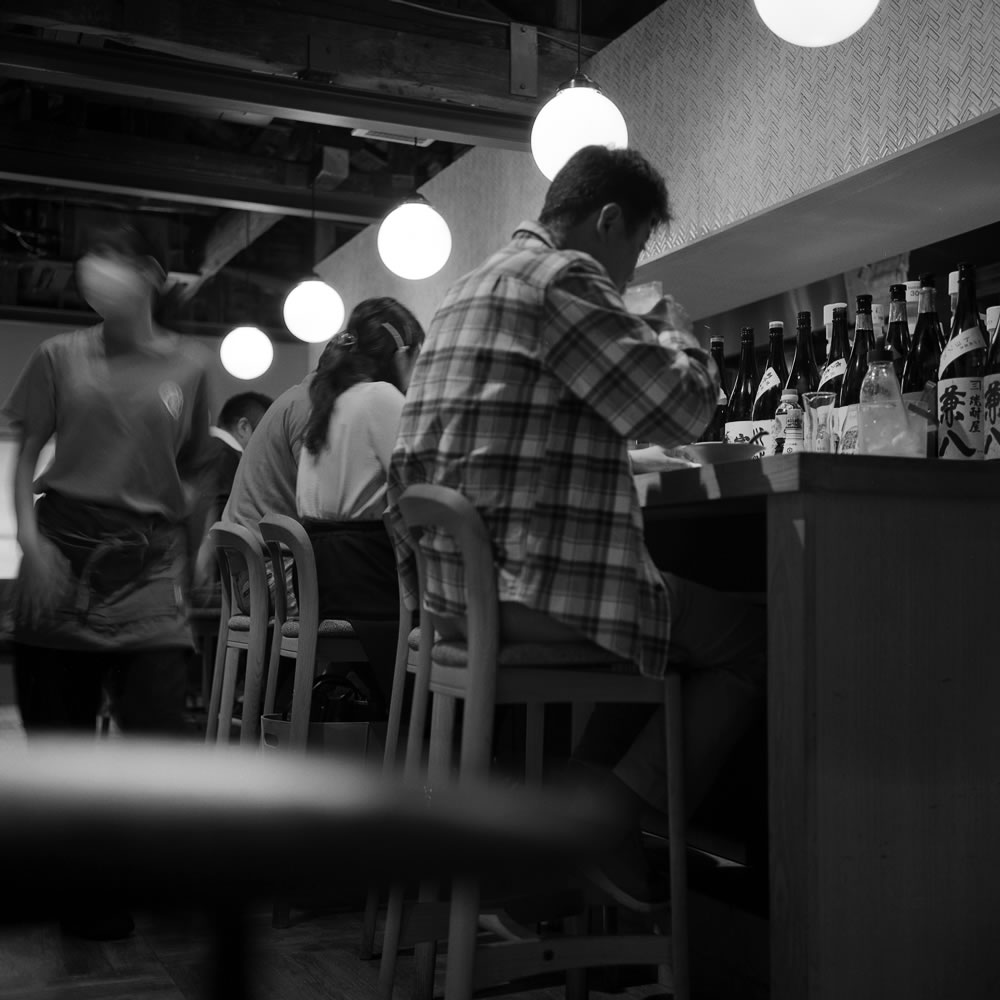 ランチ過ぎにもかかわらずほぼ満席|ROLLEIFLEX 3.5F + Kentmere 400