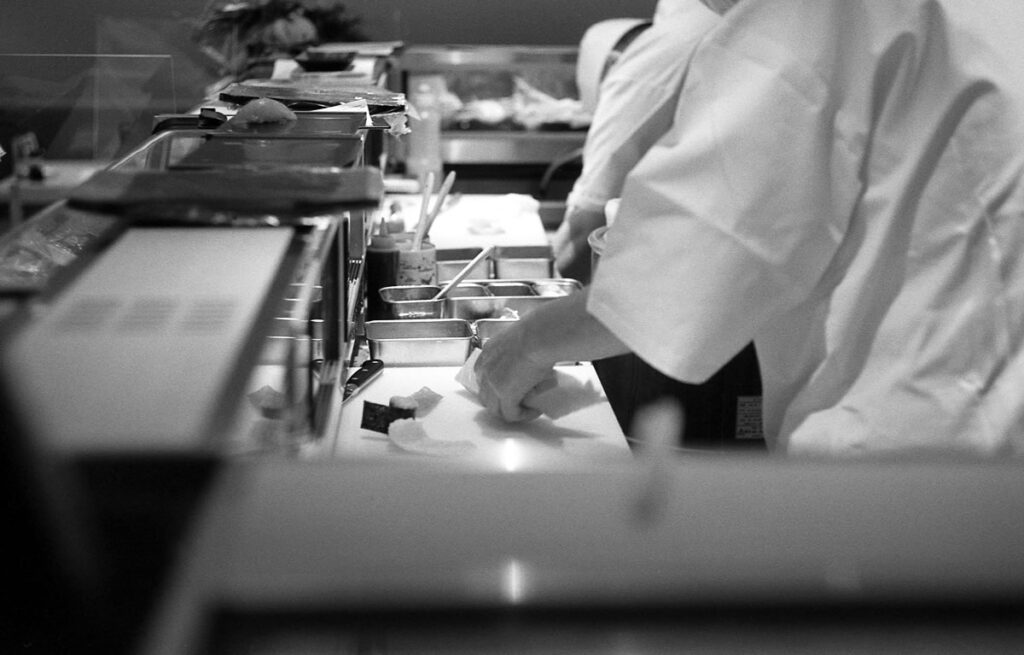 東京駅で寿司という楽しみ方|Leica M5 + DR Summicron 1:2/50mm + Fomapan 400 Action
