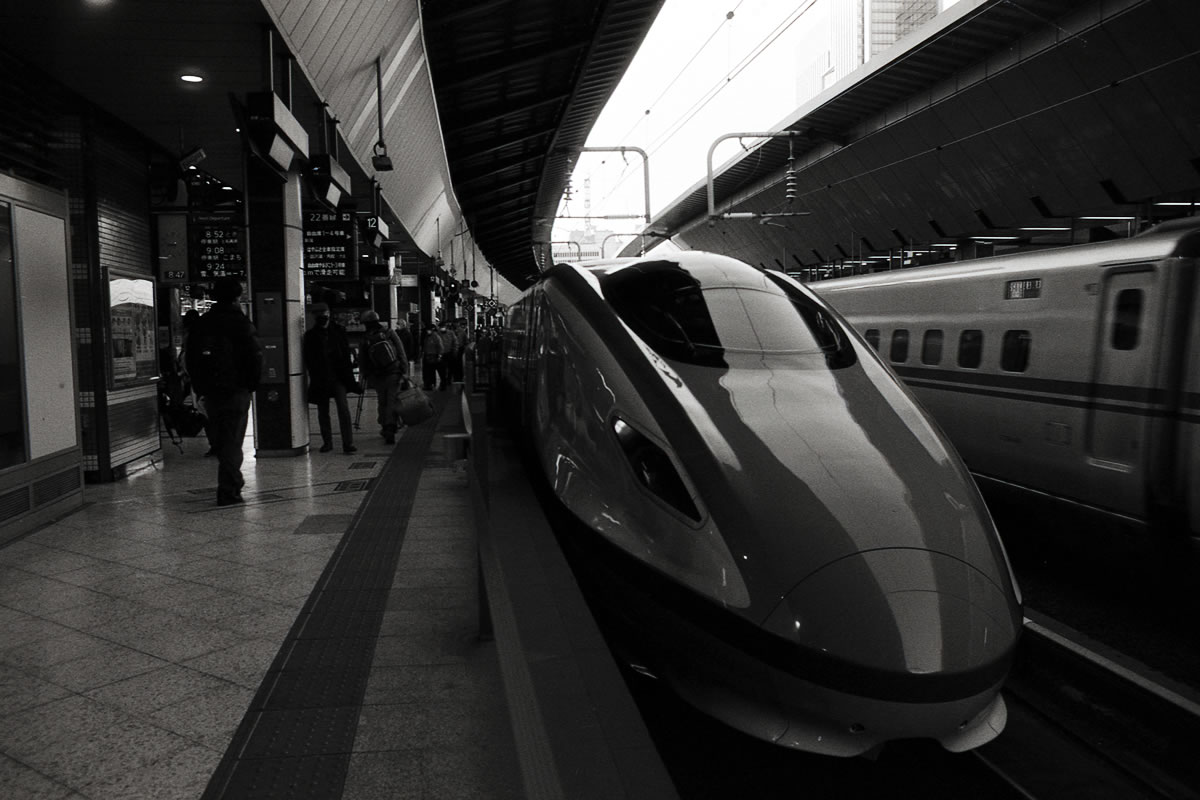 大雪でも新幹線は平常運行｜Nikon F3 Limited + COLOR-SKOPAR 28mm F2.8 Aspherical SL IIs + Marix 400